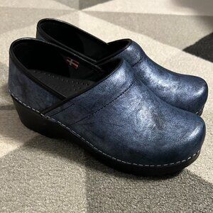 Sanita‎ Signature Leather Metallic Blue Nursing Clogs Women's Size 36 (US 5.5-6)